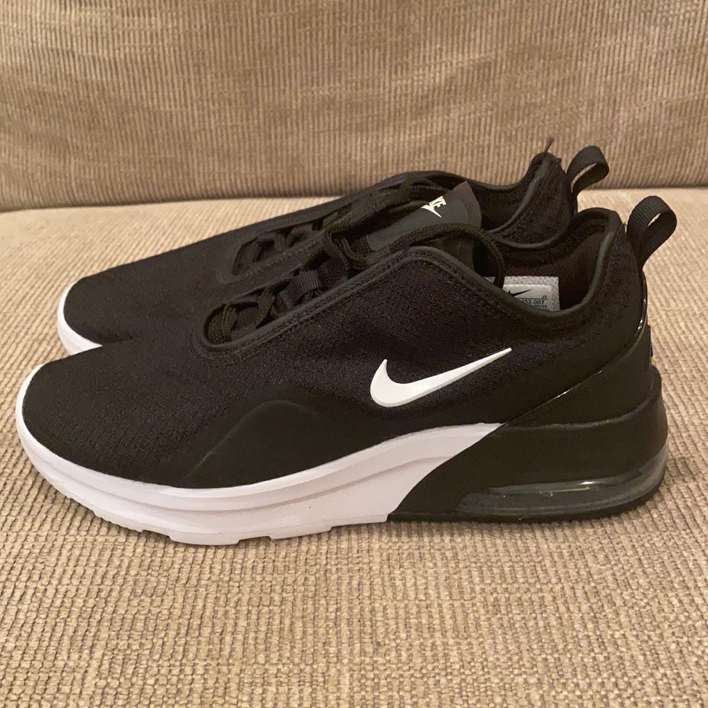 Nike air max motion 2 woman’s size 7!!